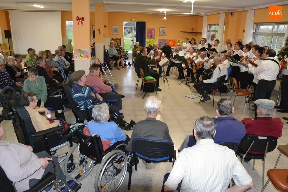 Foto 3 - La Rondalla &lsquo;Aires del &Aacute;gueda&rsquo; completa en la Residencia Mixta una intensa semana
