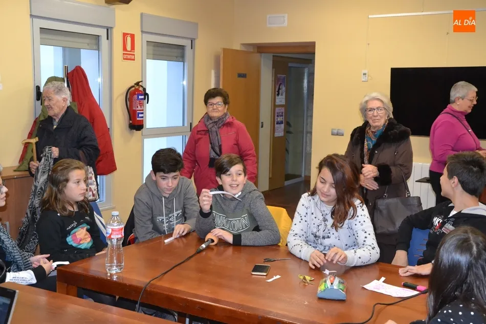 Foto 10 - Los j&oacute;venes de Radio i y los mayores de El Puente Radio mantienen un encuentro intergeneracional  