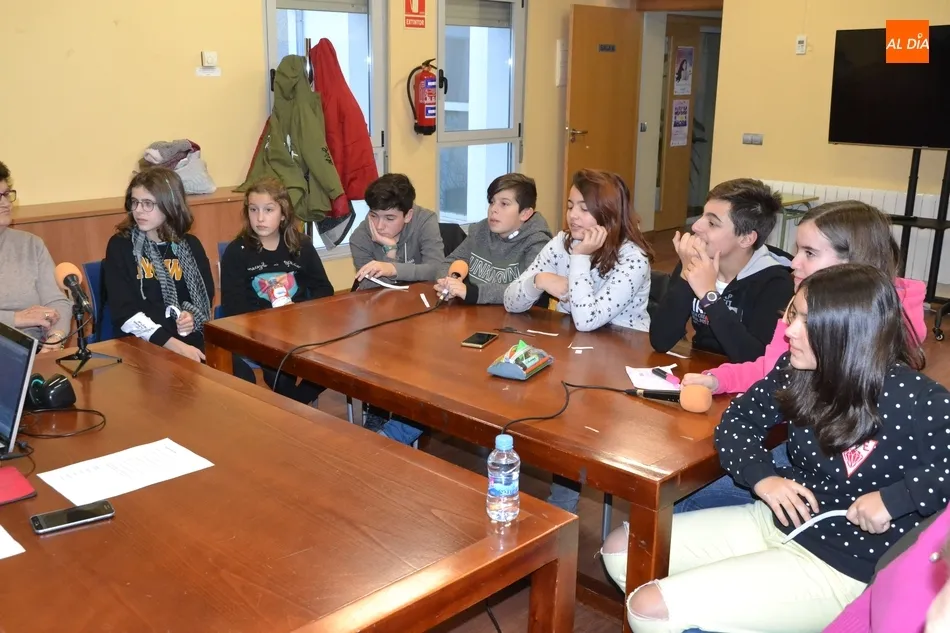 Foto 6 - Los j&oacute;venes de Radio i y los mayores de El Puente Radio mantienen un encuentro intergeneracional  