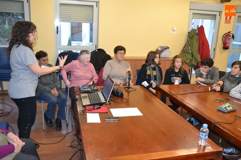 Foto 7 - Los j&oacute;venes de Radio i y los mayores de El Puente Radio mantienen un encuentro intergeneracional  