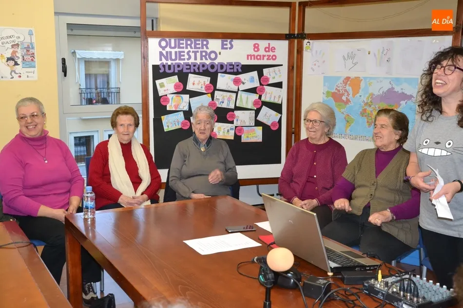 Foto 5 - Los j&oacute;venes de Radio i y los mayores de El Puente Radio mantienen un encuentro intergeneracional  
