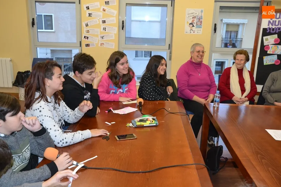 Foto 4 - Los j&oacute;venes de Radio i y los mayores de El Puente Radio mantienen un encuentro intergeneracional  