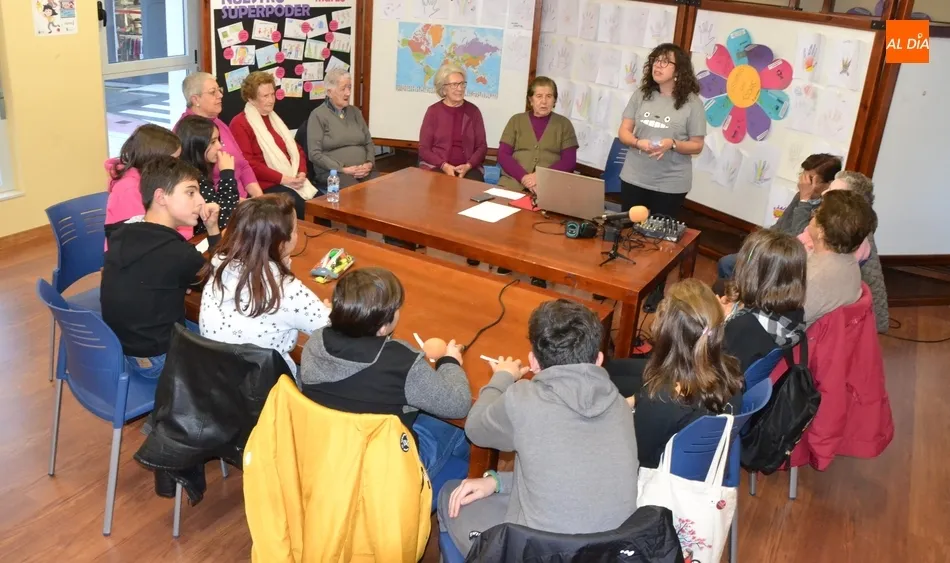 Foto 3 - Los j&oacute;venes de Radio i y los mayores de El Puente Radio mantienen un encuentro intergeneracional  