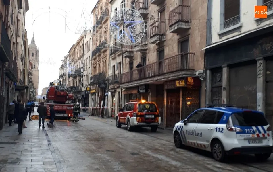 Foto 3 - Los bomberos desalojan varios edificios de La R&uacute;a a causa de un incendio