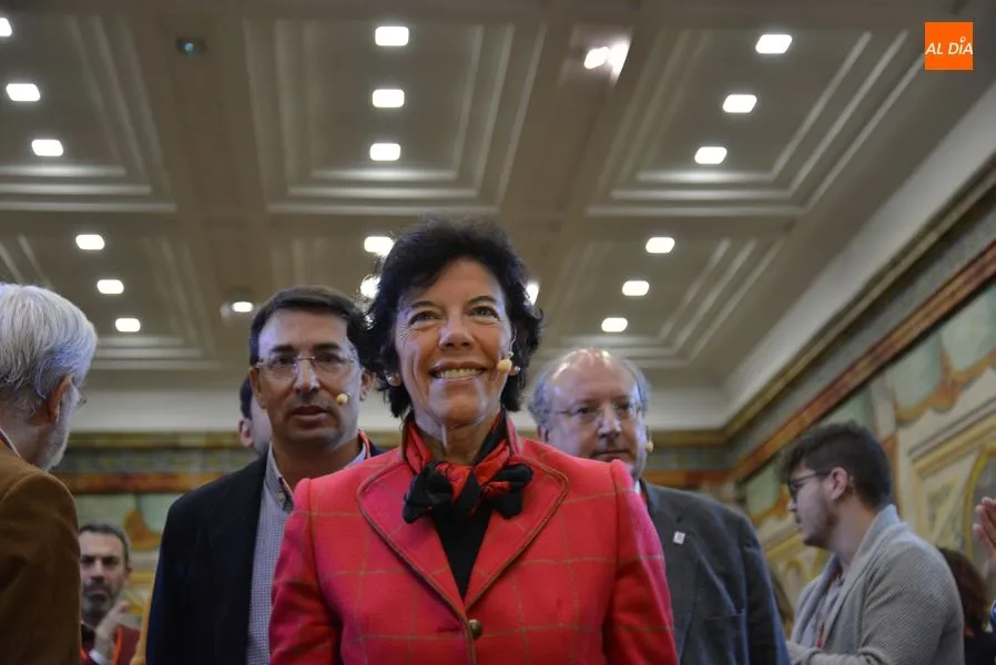 María Isabel Celaá durante su entrada en el Colegio Arzobispo Fonseca / Foto: Nuria Martín.