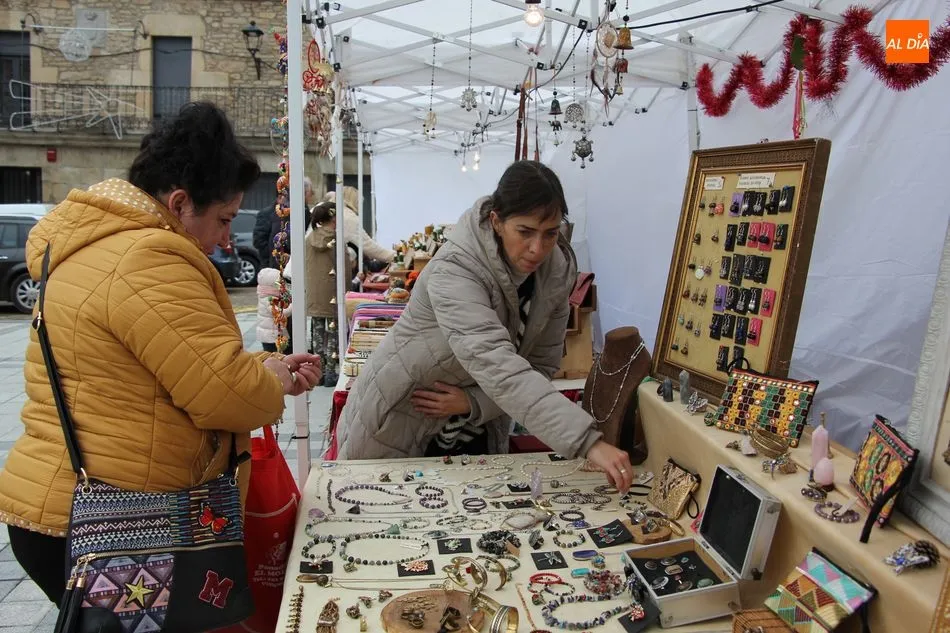 Foto 11 - El mercadillo marca el comienzo del programa navide&ntilde;o