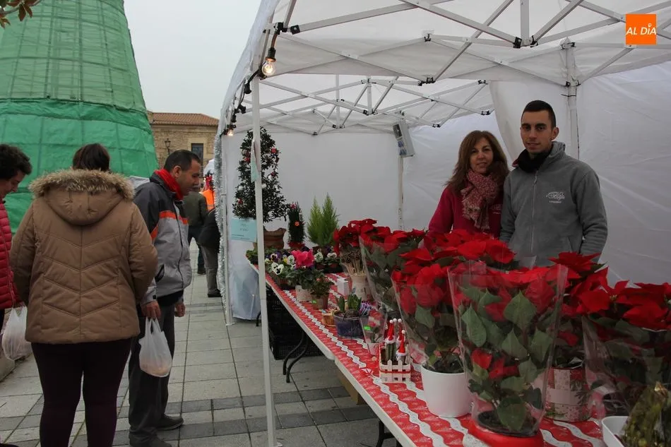 Foto 10 - El mercadillo marca el comienzo del programa navide&ntilde;o