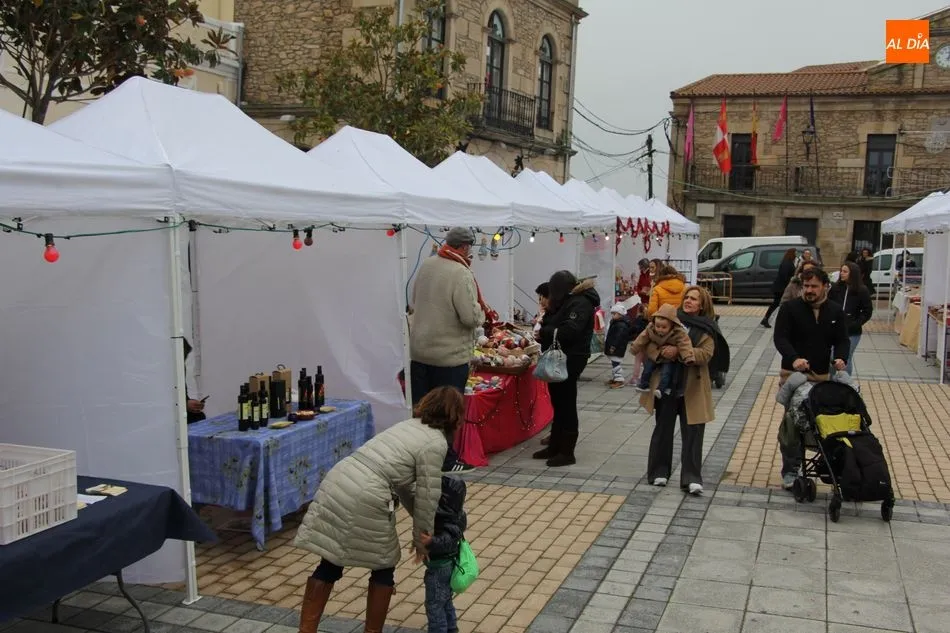 Foto 9 - El mercadillo marca el comienzo del programa navide&ntilde;o