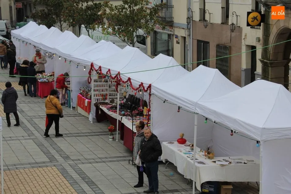 Foto 8 - El mercadillo marca el comienzo del programa navide&ntilde;o