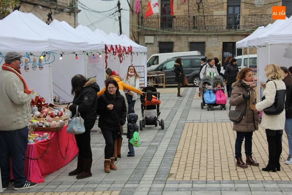 Foto 7 - El mercadillo marca el comienzo del programa navide&ntilde;o