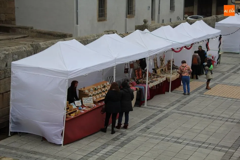 Foto 6 - El mercadillo marca el comienzo del programa navide&ntilde;o