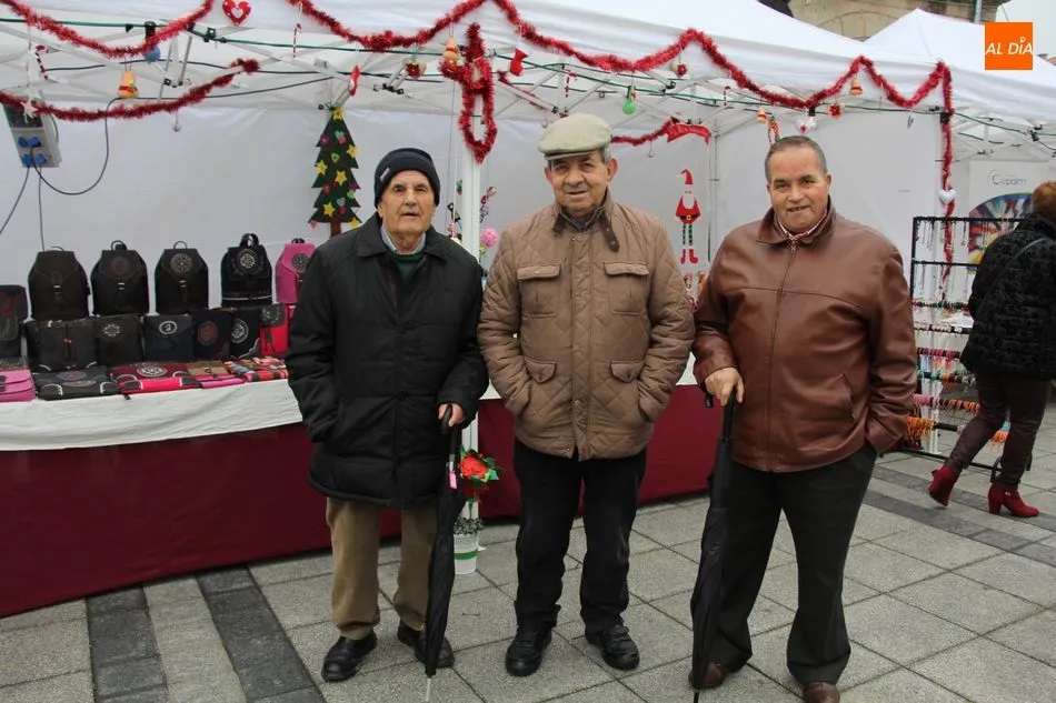 Foto 5 - El mercadillo marca el comienzo del programa navide&ntilde;o