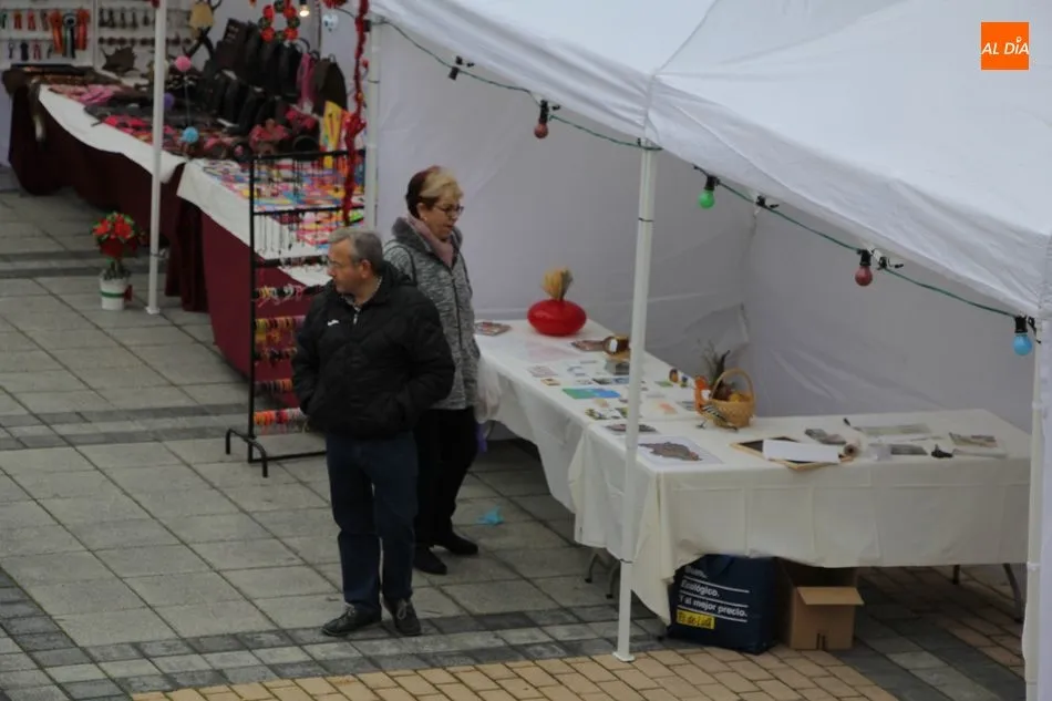 Foto 4 - El mercadillo marca el comienzo del programa navide&ntilde;o