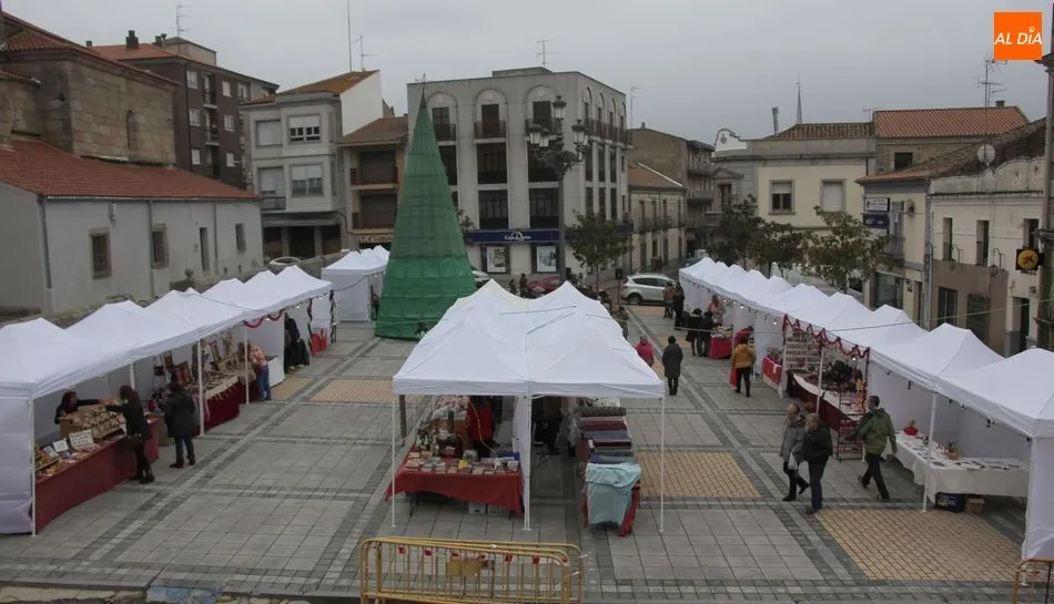 Foto 3 - El mercadillo marca el comienzo del programa navide&ntilde;o