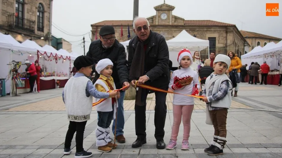 El alcalde de Vitigudino, Germán Vicente, inauguraba este sábado el Mercadillo Navideño / MARIBEL