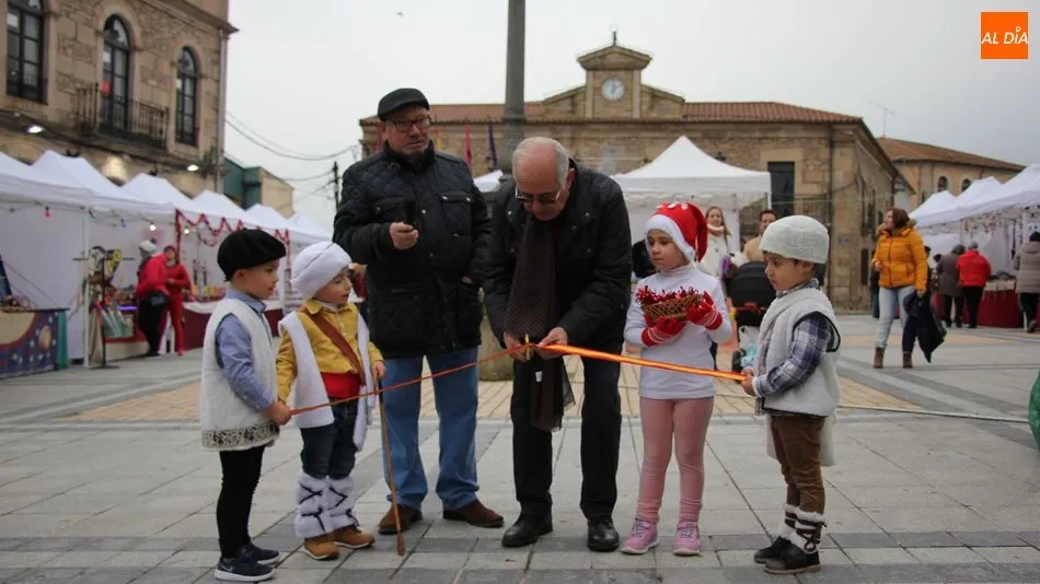 Foto 2 - El mercadillo marca el comienzo del programa navide&ntilde;o