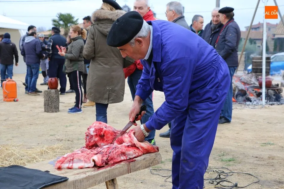 Foto 7 - Barruecopardo vive su II Matanza Tradicional con cinco matanceros de honor  