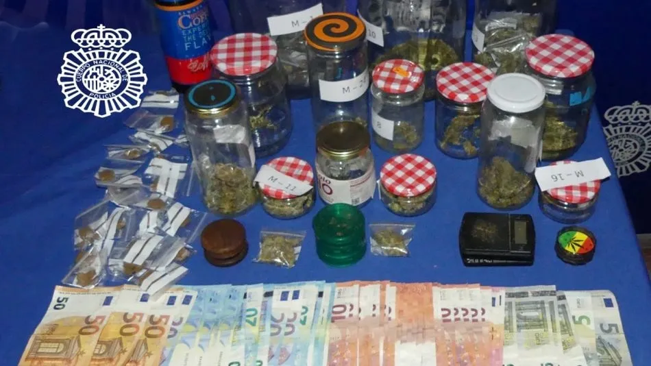 Droga y dinero incautados en el domicilio.