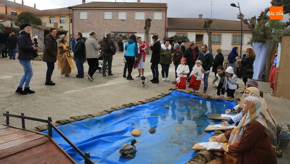 Un participativo Belén viviente da la bienvenida a la Navidad en Rollán