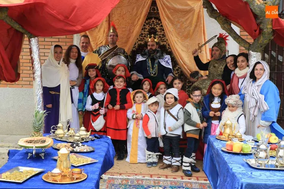 Foto 5 - Un participativo Bel&eacute;n viviente da la bienvenida a la Navidad en Roll&aacute;n