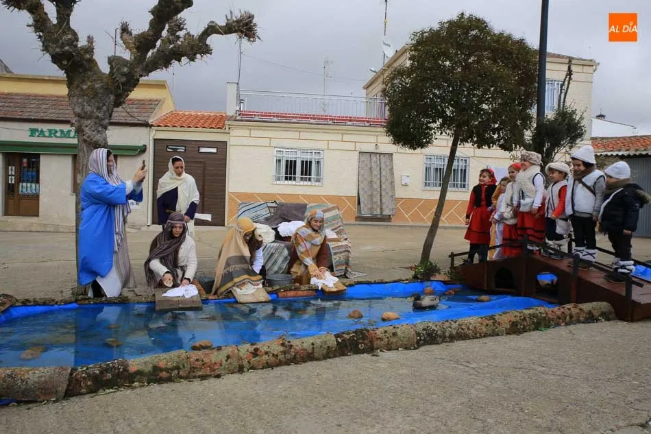 Foto 4 - Un participativo Bel&eacute;n viviente da la bienvenida a la Navidad en Roll&aacute;n
