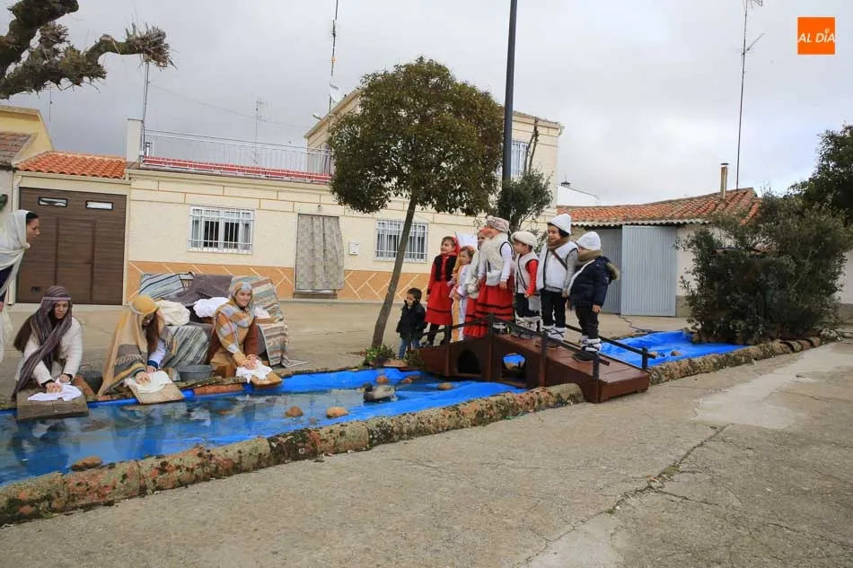 Foto 3 - Un participativo Bel&eacute;n viviente da la bienvenida a la Navidad en Roll&aacute;n
