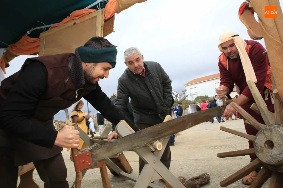 Foto 2 - Un participativo Bel&eacute;n viviente da la bienvenida a la Navidad en Roll&aacute;n
