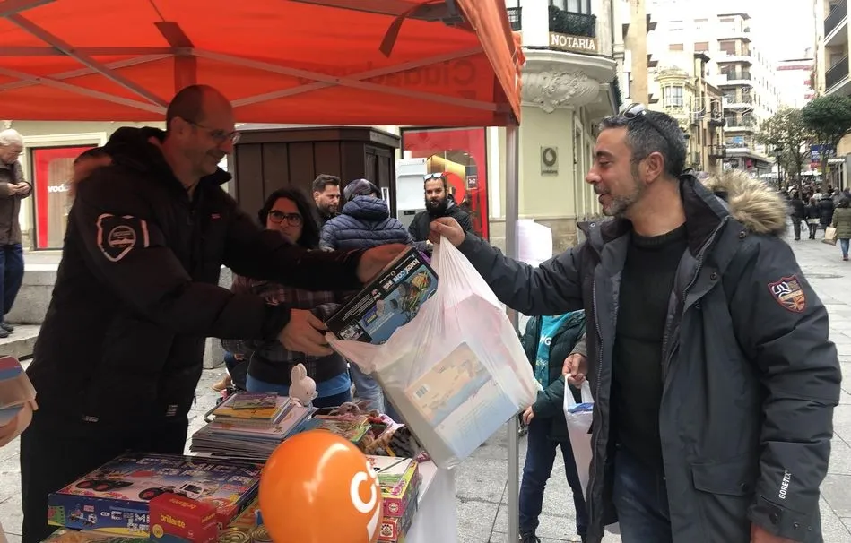 Foto 2 - J&oacute;venes Ciudadanos desarrolla en Salamanca su tradicional recogida de juguetes y alimentos  