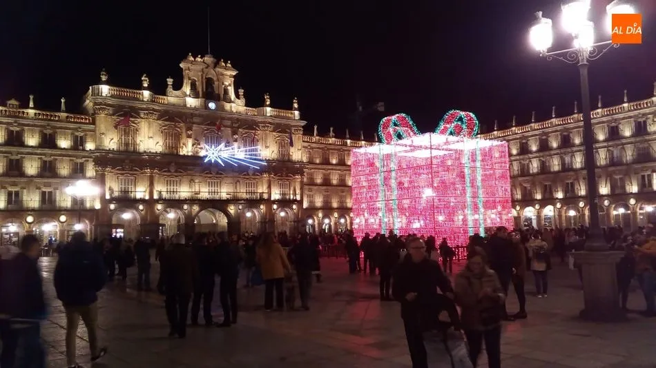 Foto 3 - El gran regalo navide&ntilde;o adorna ya la Plaza Mayor de Salamanca  