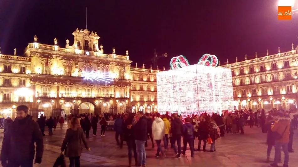 Foto 2 - El gran regalo navide&ntilde;o adorna ya la Plaza Mayor de Salamanca  