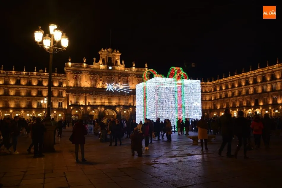 Foto 6 - El gran regalo navide&ntilde;o adorna ya la Plaza Mayor de Salamanca  