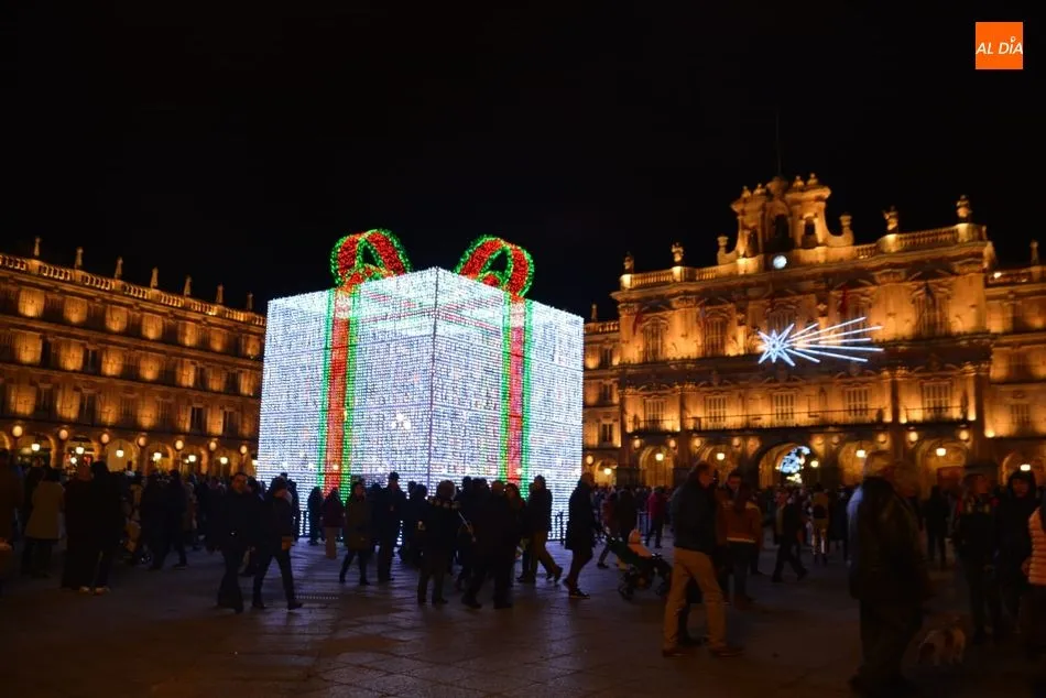 Foto 5 - El gran regalo navide&ntilde;o adorna ya la Plaza Mayor de Salamanca  