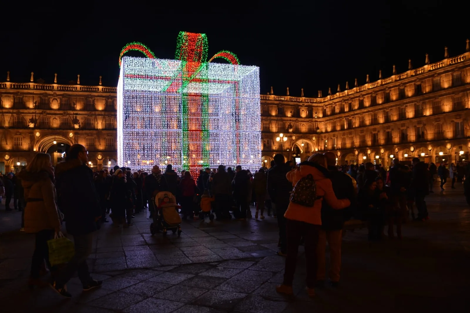 Foto 4 - El gran regalo navide&ntilde;o adorna ya la Plaza Mayor de Salamanca  