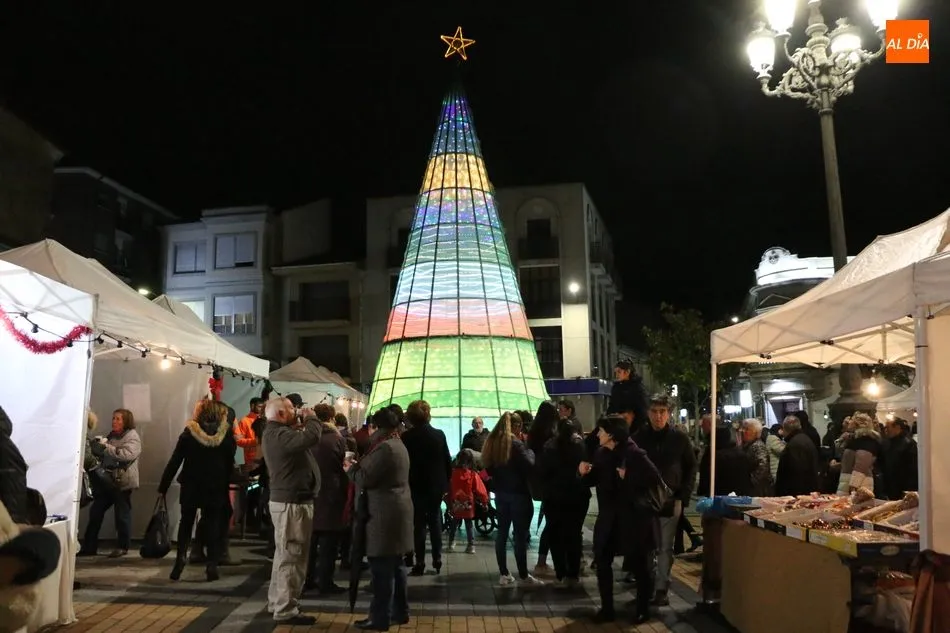 Foto 8 - Los vitigudinenses acuden al encendido del &aacute;rbol de Navidad a pesar del mal tiempo  