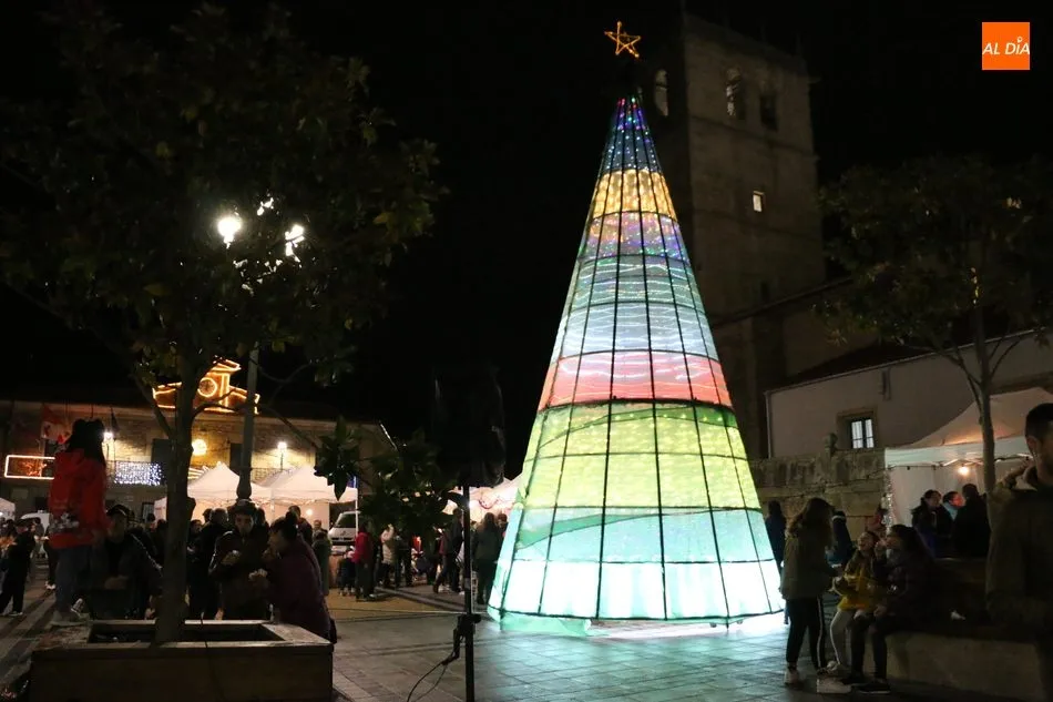 Foto 6 - Los vitigudinenses acuden al encendido del &aacute;rbol de Navidad a pesar del mal tiempo  