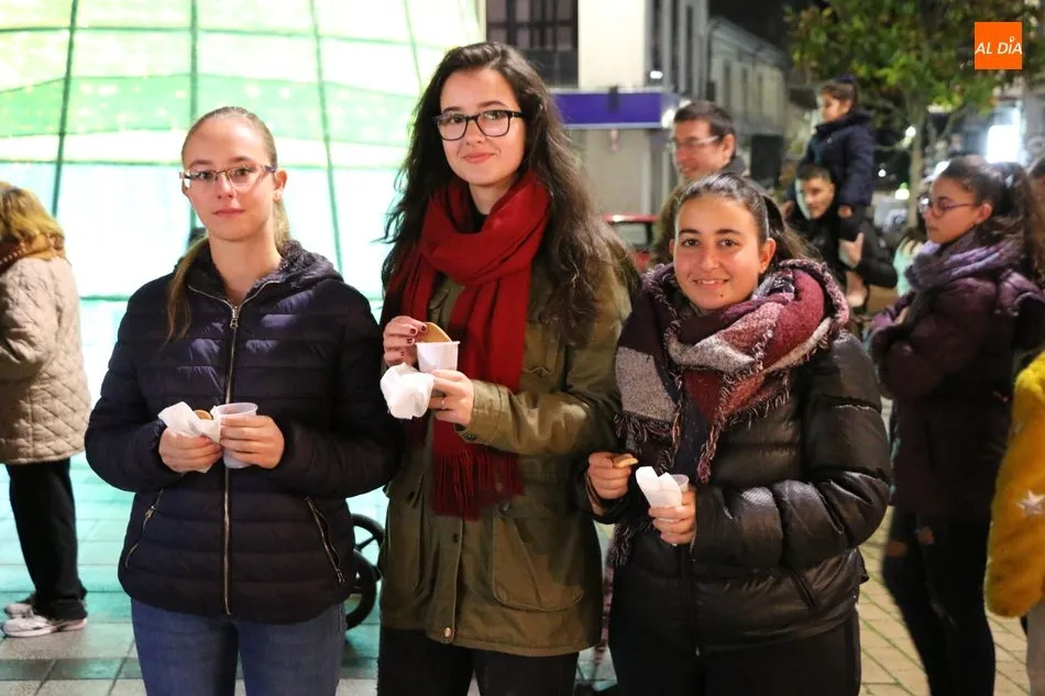 Foto 5 - Los vitigudinenses acuden al encendido del &aacute;rbol de Navidad a pesar del mal tiempo  