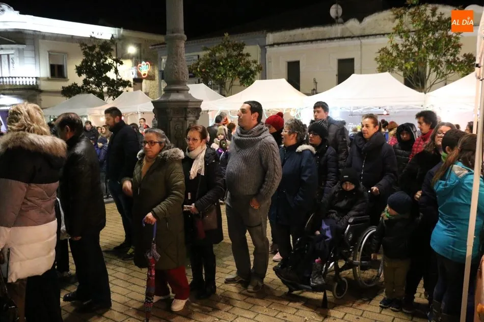 Foto 4 - Los vitigudinenses acuden al encendido del &aacute;rbol de Navidad a pesar del mal tiempo  