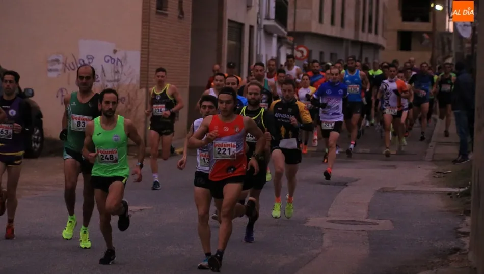 Alberto Domínguez y Marta Docio vencen en la carrera navideña de Villamayor