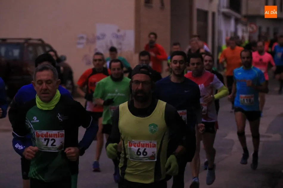 Foto 7 - Alberto Dom&iacute;nguez y Marta Docio vencen en la carrera navide&ntilde;a de Villamayor