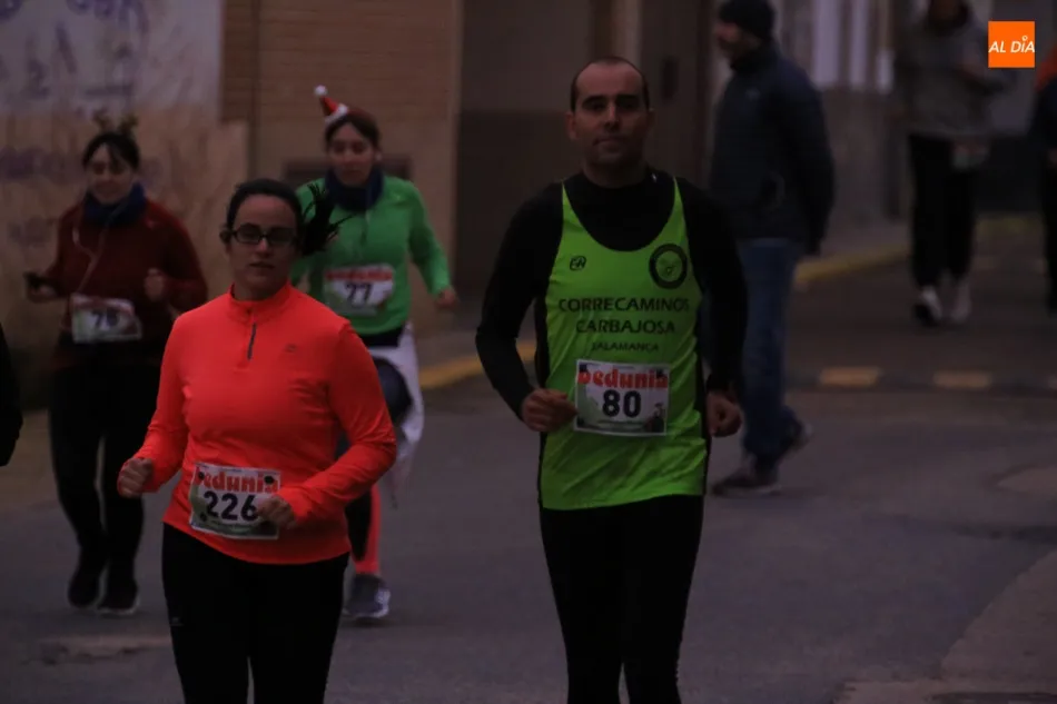 Foto 6 - Alberto Dom&iacute;nguez y Marta Docio vencen en la carrera navide&ntilde;a de Villamayor