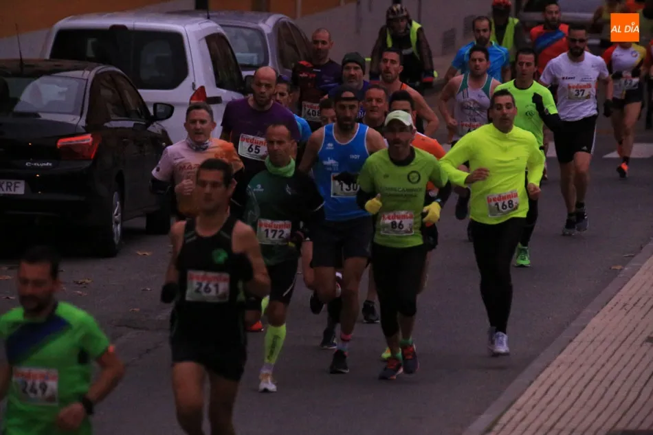 Foto 3 - Alberto Dom&iacute;nguez y Marta Docio vencen en la carrera navide&ntilde;a de Villamayor