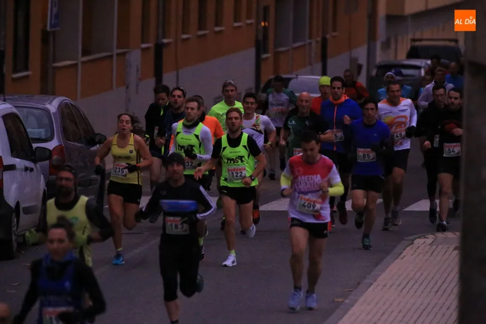 Foto 2 - Alberto Dom&iacute;nguez y Marta Docio vencen en la carrera navide&ntilde;a de Villamayor