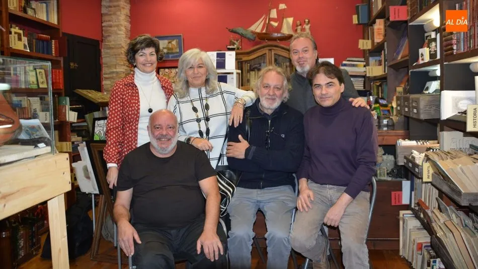 Luis Felipe Comendador, junto a los participantes en el encuentro literario en La Nave. Foto: Lydia González