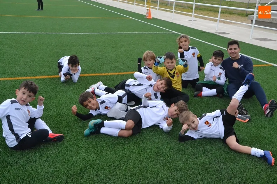 El Prebenjamín del Ciudad Rodrigo celebrando su victoria de la mañana del sábado