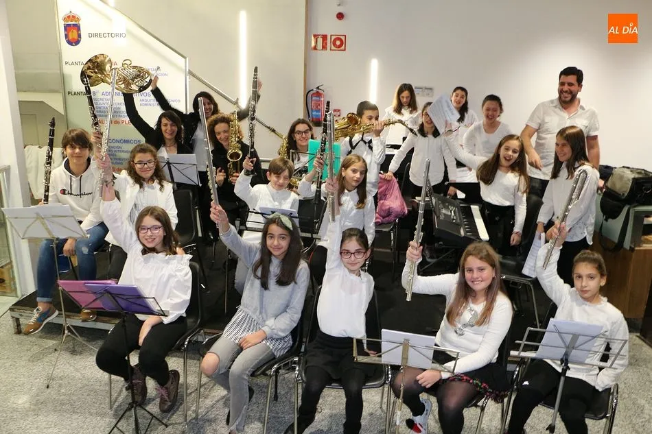 Los alumnos de la Escuela de Música abrieron la Navidad musical en la villa