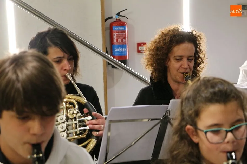 Foto 11 - La Escuela de M&uacute;sica llena de villancicos el Ayuntamiento
