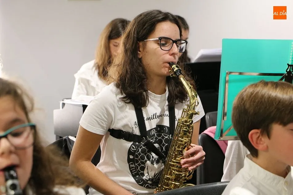 Foto 10 - La Escuela de M&uacute;sica llena de villancicos el Ayuntamiento