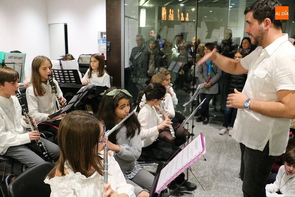 Foto 8 - La Escuela de M&uacute;sica llena de villancicos el Ayuntamiento