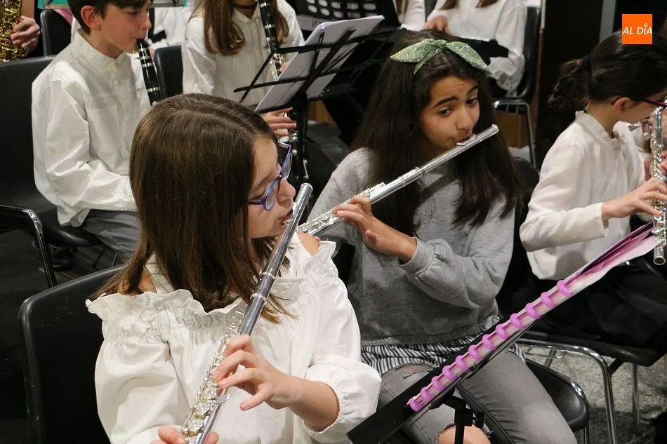 Foto 7 - La Escuela de M&uacute;sica llena de villancicos el Ayuntamiento