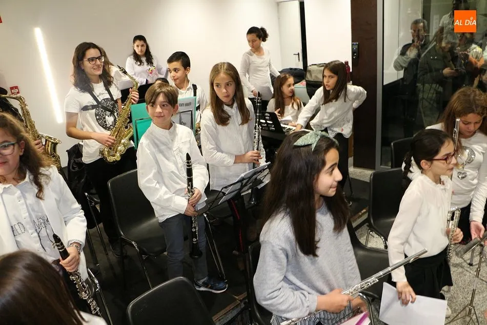 Foto 6 - La Escuela de M&uacute;sica llena de villancicos el Ayuntamiento